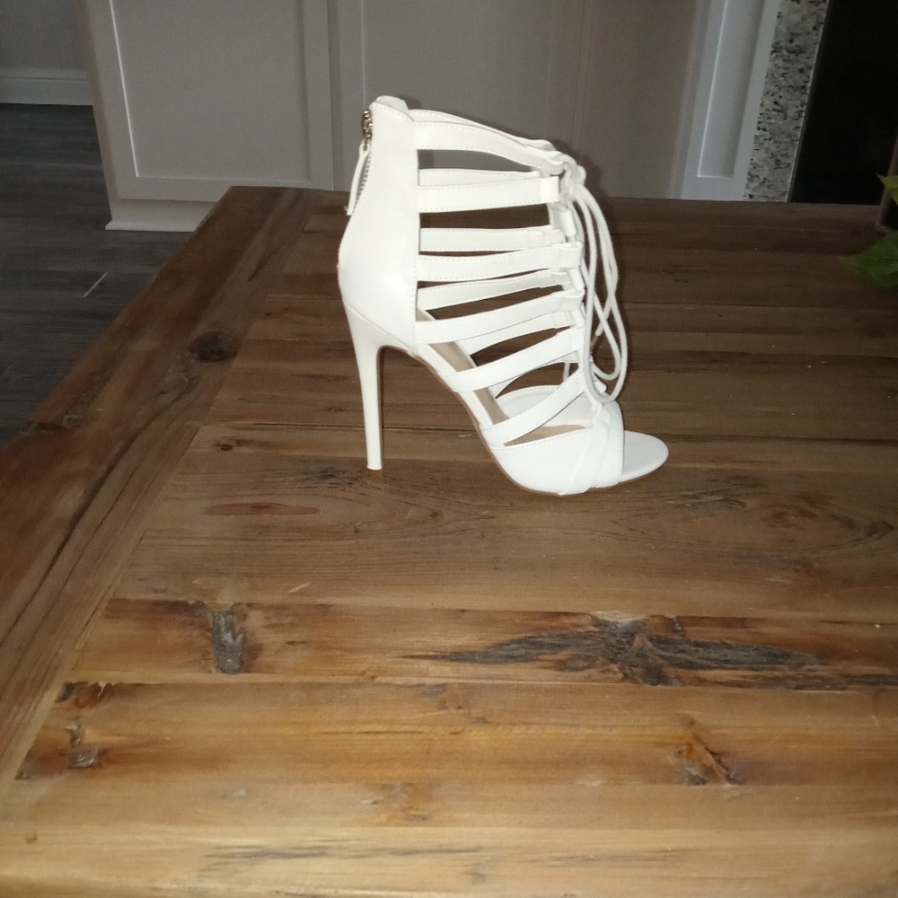 Shoedazzle Size 8.5 white sandal heels
